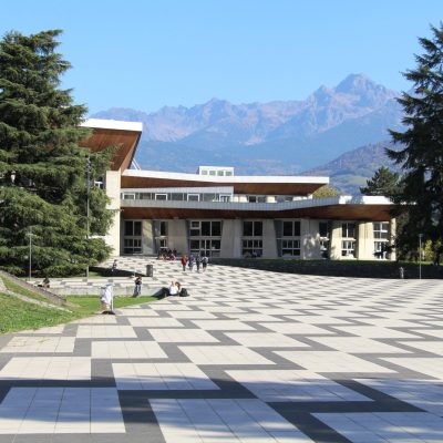 Place-centrale-du-domaine-universitaire-a-Saint-Martin-d’Heres Place-centrale-du-domaine-universitaire-a-Saint-Martin-d'Heres