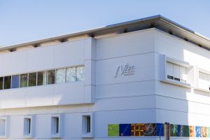 Bâtiment Z de l'Institut Néel, au sein du polygone scientifique de Grenoble. Ce bâtiment de 2 600 m², inauguré en 2013, accueillera principalement des expériences en nanosciences. Il est exonéré de toute perturbation vibratoire, électrique, acoustique ou magnétique et possède des caractéristiques spécifiques de températures régulées et d'hygrométrie.